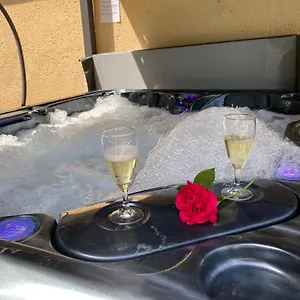 Des Combes Blanches Avec Piscine Et Jacuzzi Frayssinet-le-Gélat